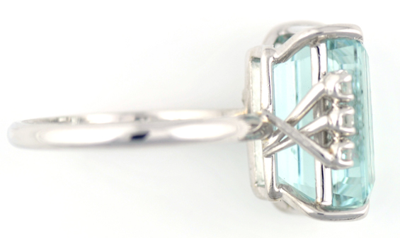 18K White Gold Aquamarine Ring