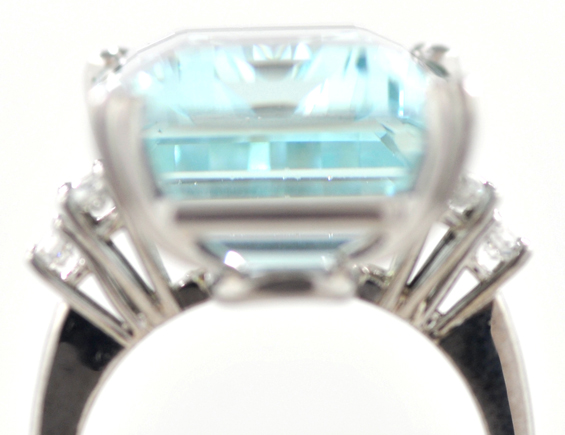 18K White Gold Aquamarine Ring