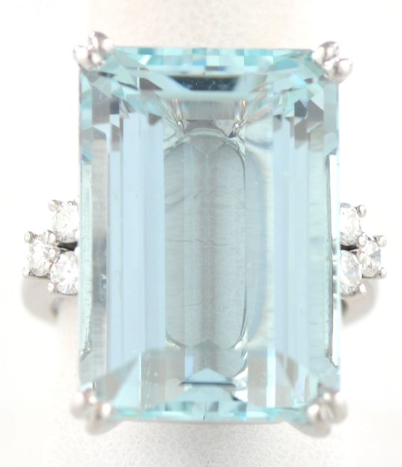 18K White Gold Aquamarine Ring