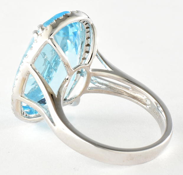 18K White Gold Blue Topaz Ring