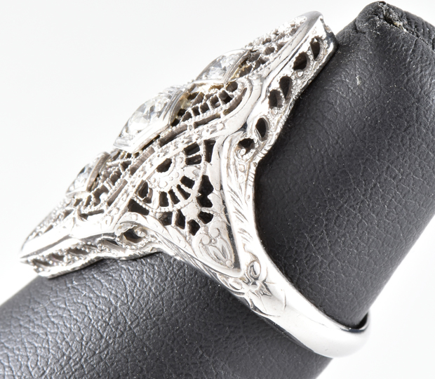 18K White Gold Vintage Ring