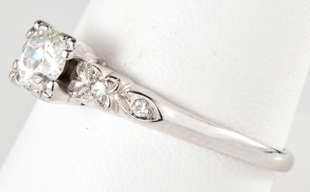 18K White Gold Vintage Ring
