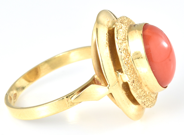18K Yellow Gold Coral Ring