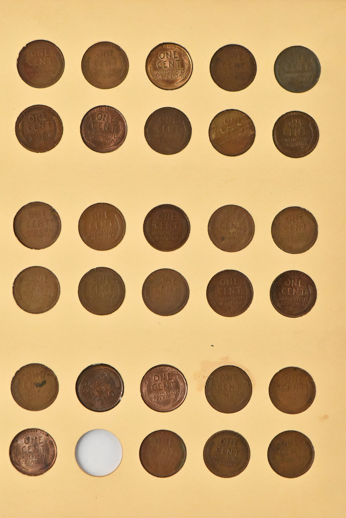Collection of Lincoln cents, 1909-VDB through 1940-S (missing 1909-S VDB and 1922 Plain) in a Library of Coins Vol.2 album