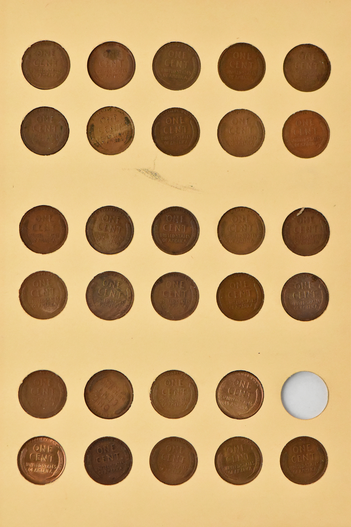Collection of Lincoln cents, 1909-VDB through 1940-S (missing 1909-S VDB and 1922 Plain) in a Library of Coins Vol.2 album