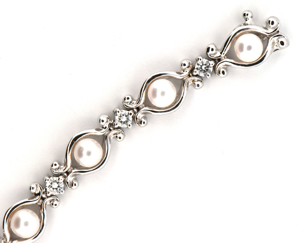 14K White Gold Diamond and Pearl Bracelet