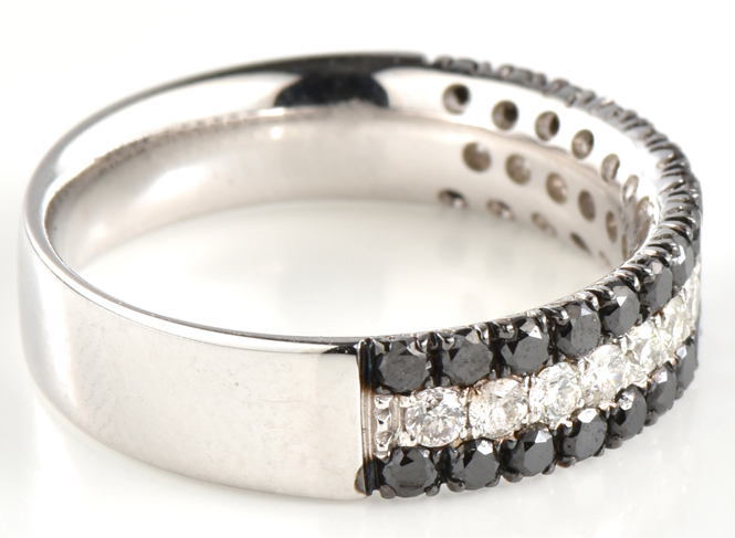 18K White Gold Ring with .92 Carat Total Weight in Diamonds, 2.6 dwt, Ring Size 5